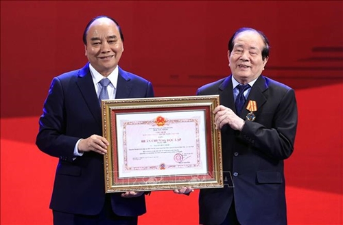 Chủ tịch nước trao Huân chương Độc lập hạng Nhì tặng nhà thơ Hữu Thỉnh